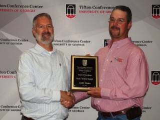 Andy Dunn (Senior Technical Award of Excellence) with Assistant Dean Michael D Toews