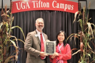 Yangxuan Liu (right) was presented with the 2022 Award of Excellence for Junior Extension Scientist by Dr. Michael Toews